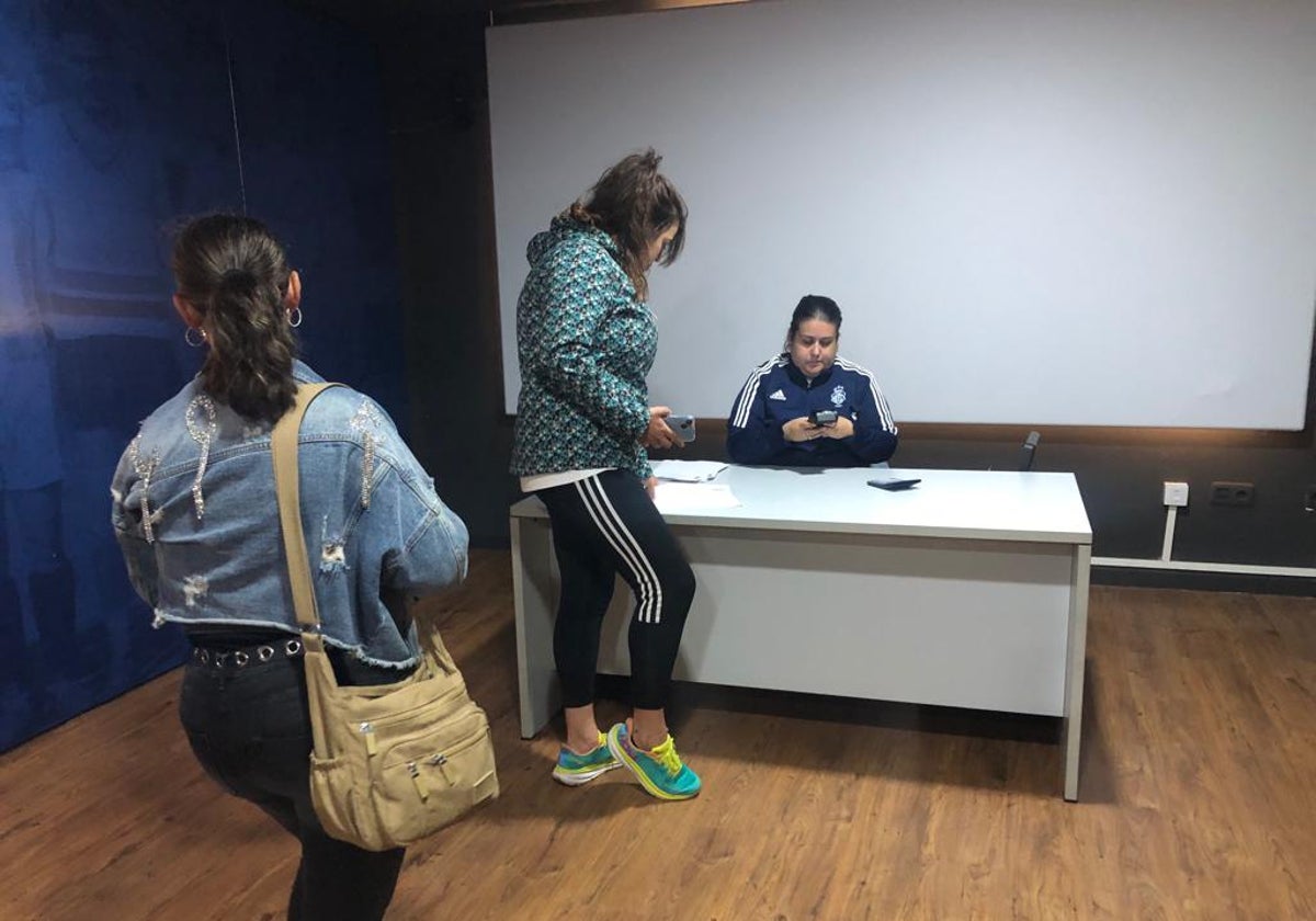 Aficionadas del Recreativo, comprando entradas