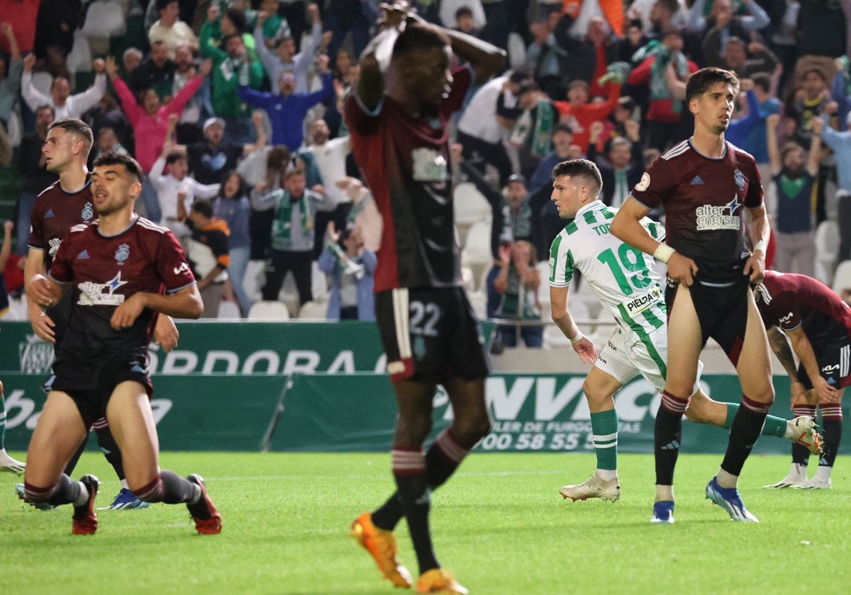 Los jugadores del Recreativo abatidos tras encajar el gol de la derrota en el minuto 88