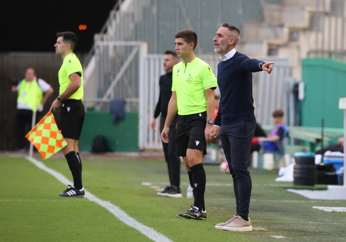 Abel Gómez dirigiendo a su equipo en la banda del estadio Nuevo Arcángel