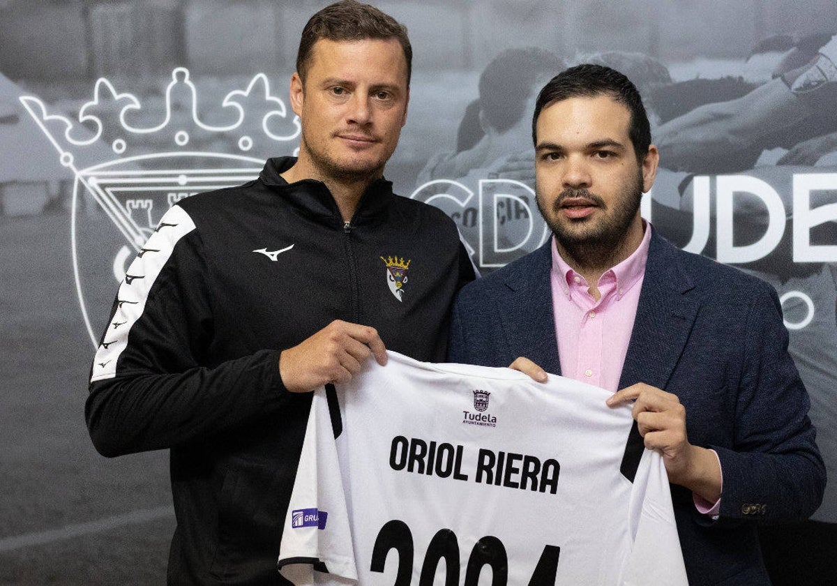 Oriol Riera junto al presidente del Tudelano