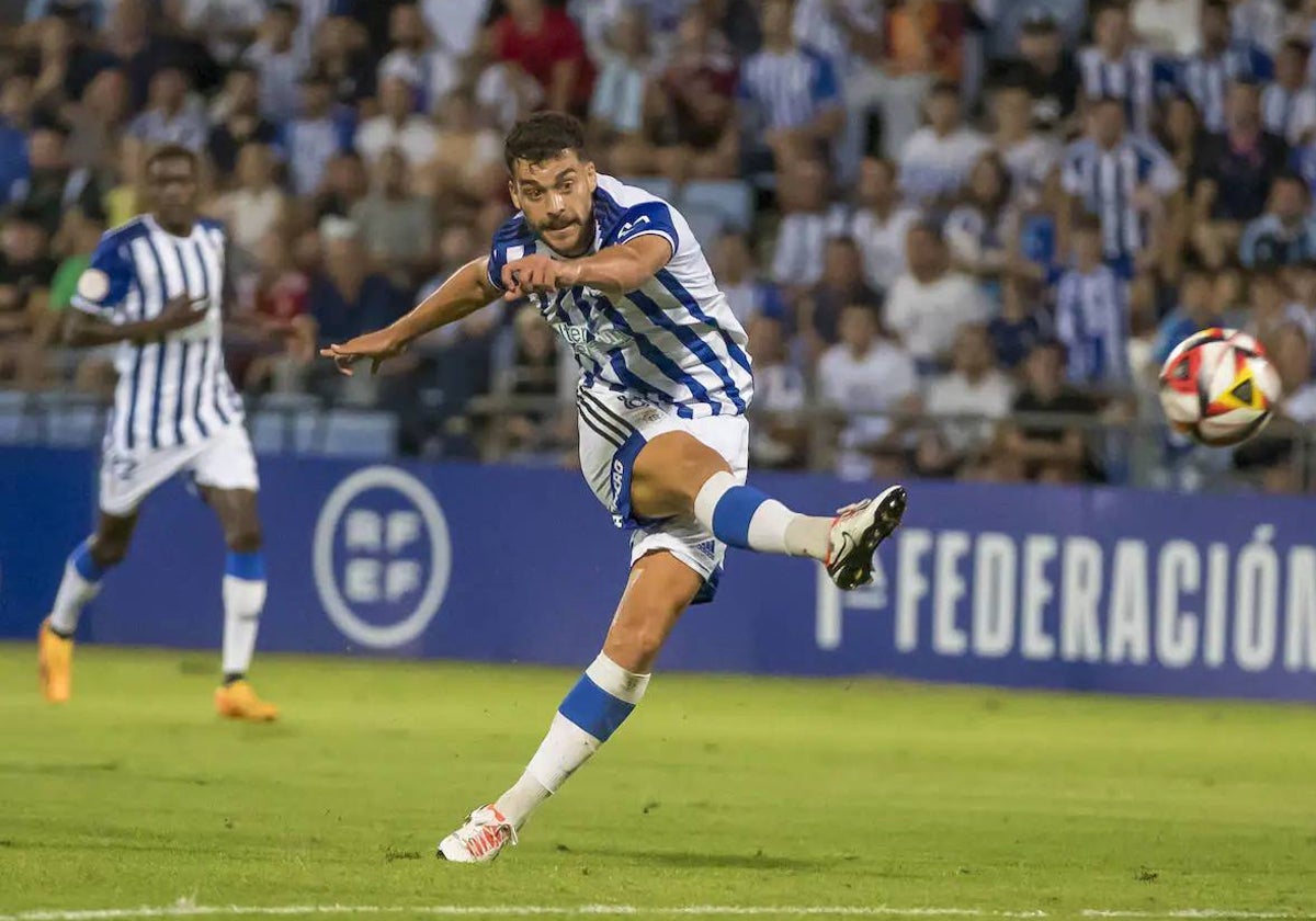 Luis Alcalde golpeando el esférico en el Recre-Málaga disputado en el Nuevo Colombino