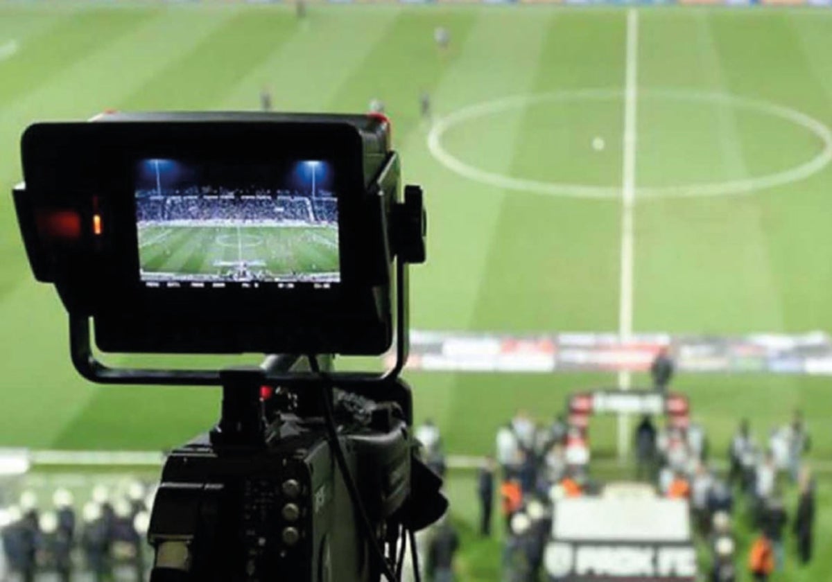 Cámara de televisión en un campo de fútbol