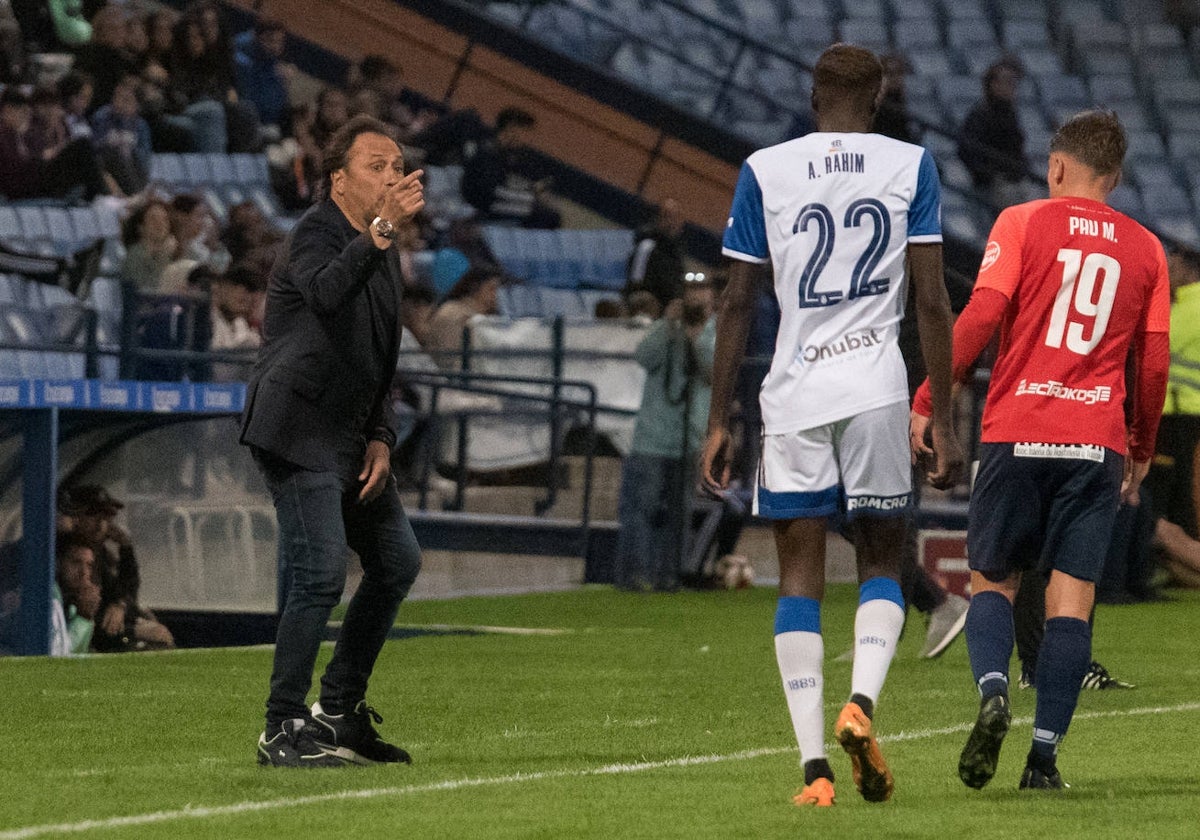 El técnico del San Fernando, Alfredo Santaelena, durante el partido