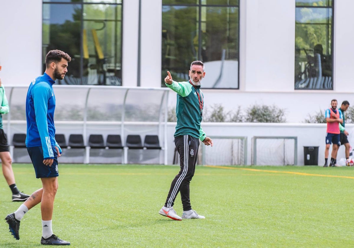 aAbel Gómez, durante un entrenamiento del Decano