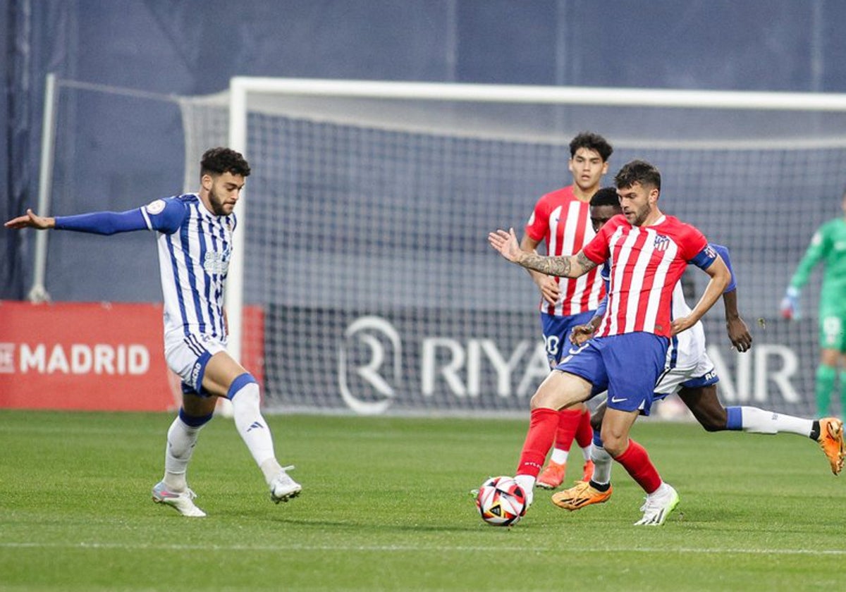 Luis Alcalde en una acción del Atlético de Madrid B-Recreativo de Huelva