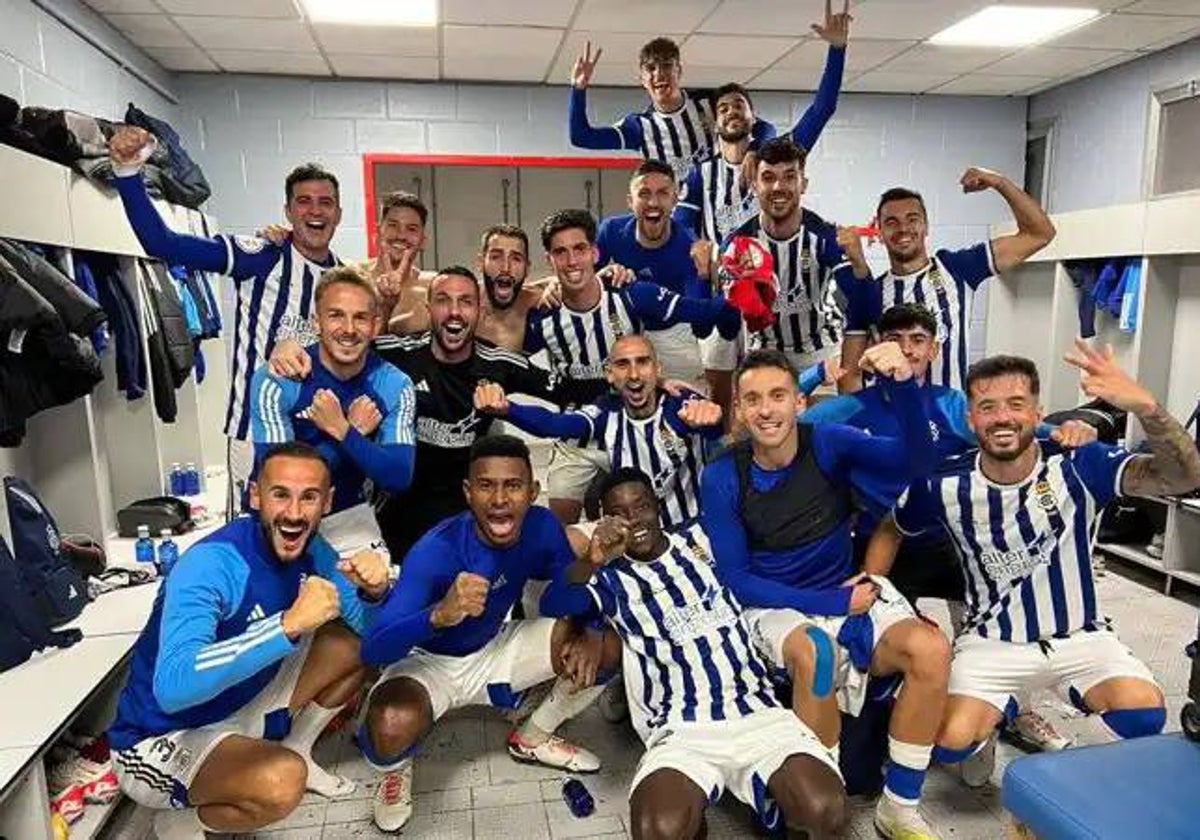 La plantilla del Recreativo celebra la victoria ante el Atlético de Madrid B