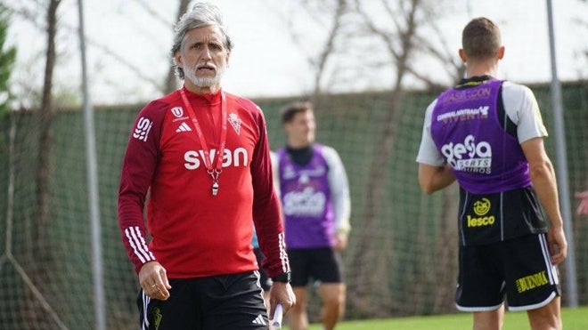 Pablo Alfaro dirigiendo un entrenamiento del conjunto pimentonero