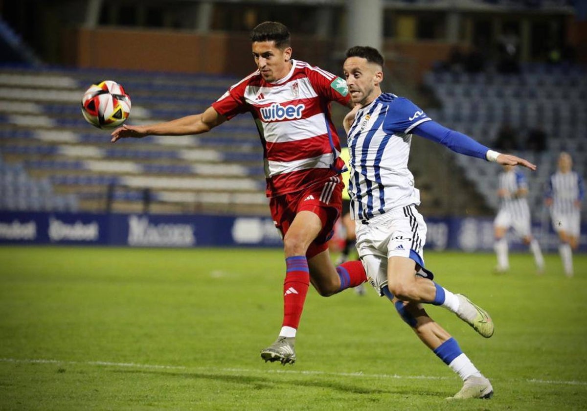 Iago Díaz pelando con un rival durante el Recreativo de Huelva-Recreativo Granada