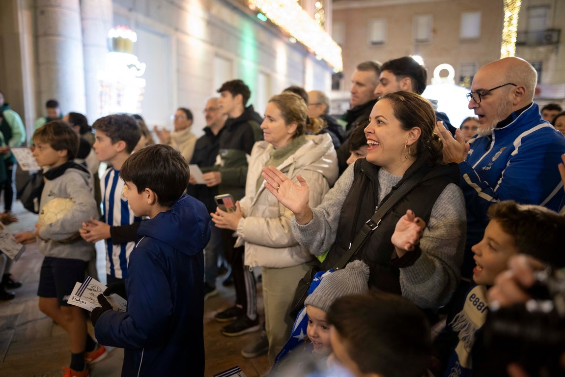 Las imágenes del entrenamiento del Recreativo a las puertas del Ayuntamiento de Huelva