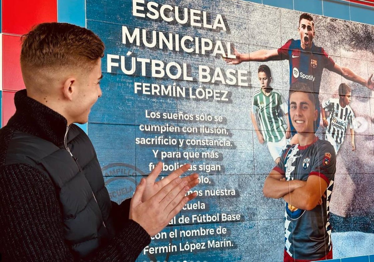 Fermín López, junto al mural descubierto en la Escuela de fútbol de El Campillo, que ya lleva su nombre