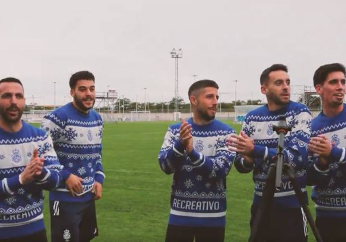 Jugadores albiazules cantando un villancico para felicitar la Navidad