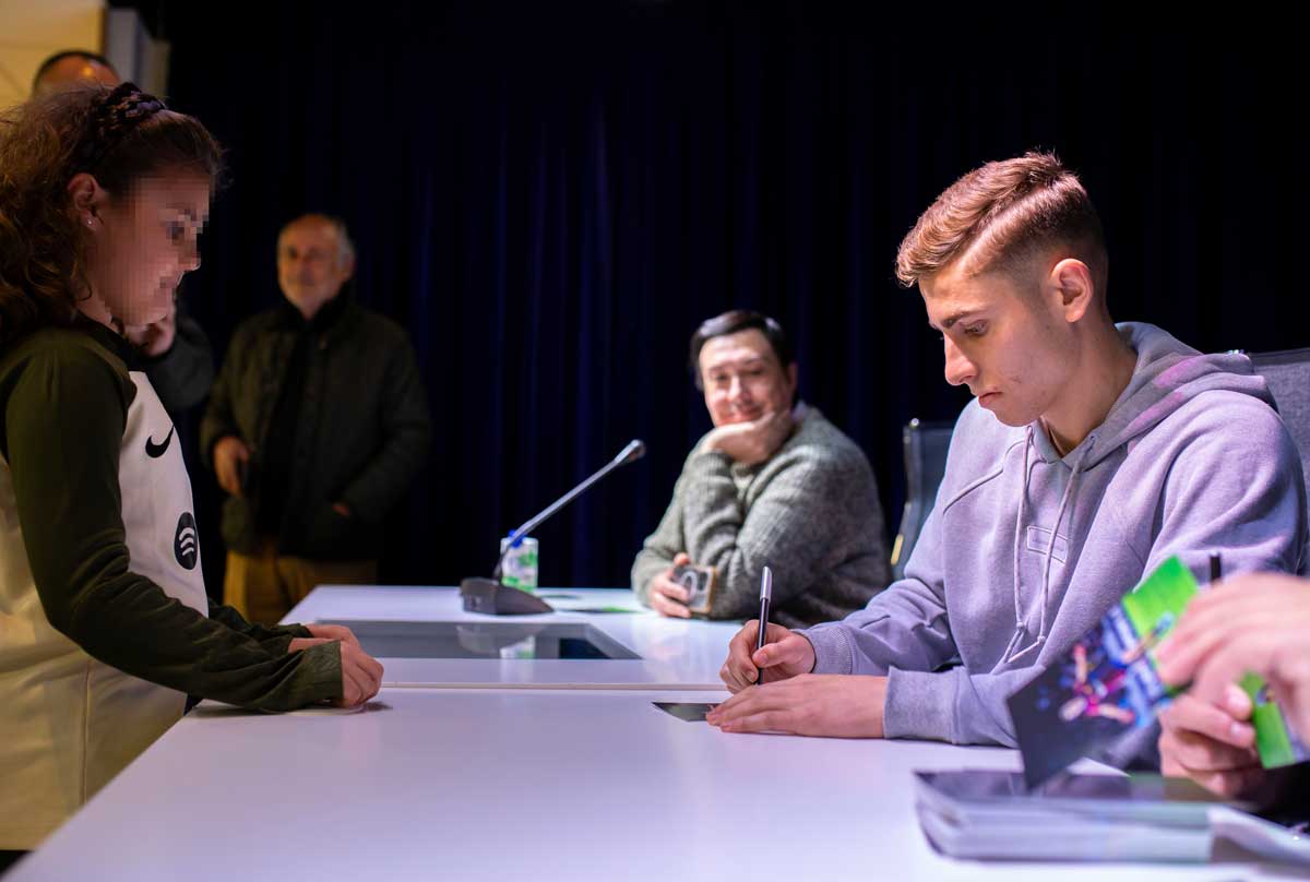 Las mejores imágenes de Fermín López con sus fans de Huelva