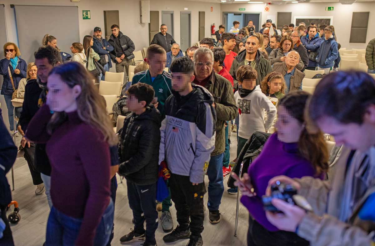 Las mejores imágenes de Fermín López con sus fans de Huelva