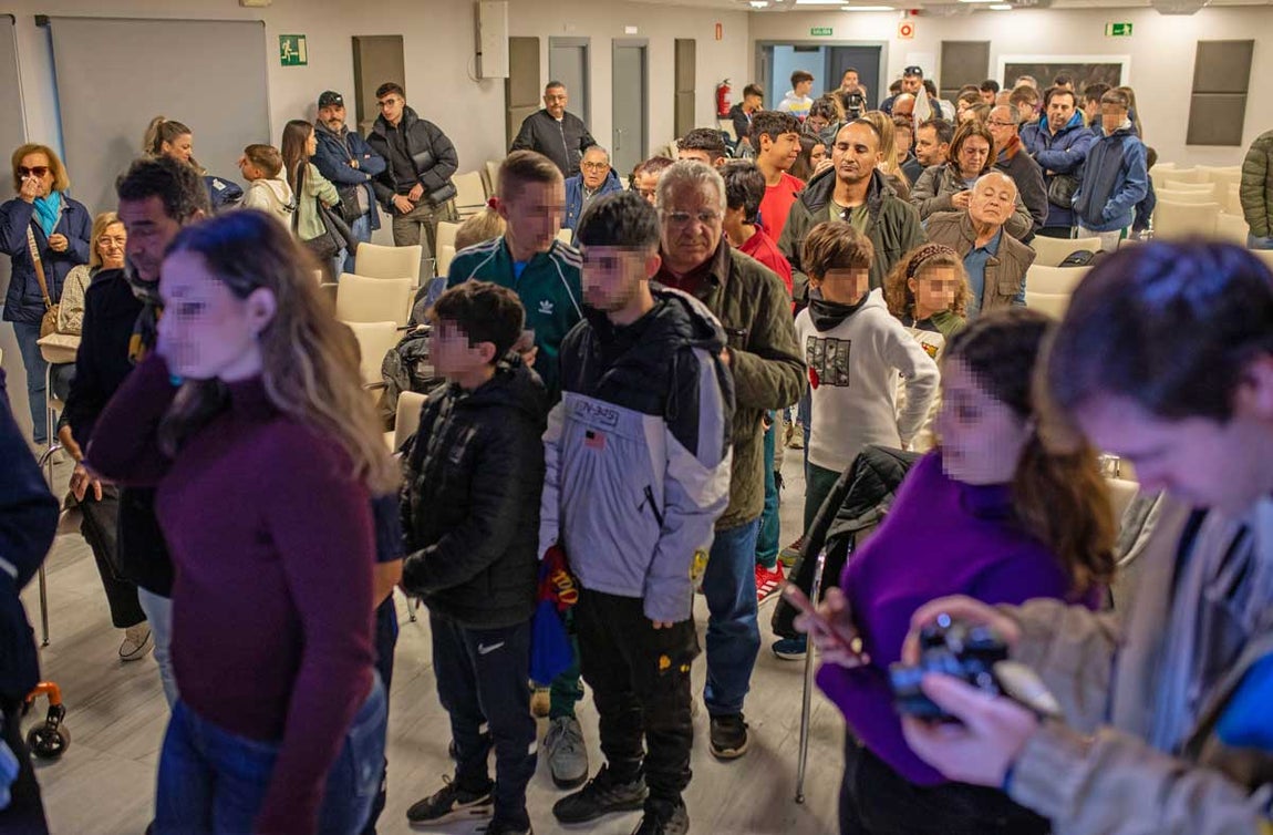 Las mejores imágenes de Fermín López con sus fans de Huelva