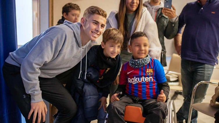 Las mejores imágenes de Fermín López con sus fans de Huelva