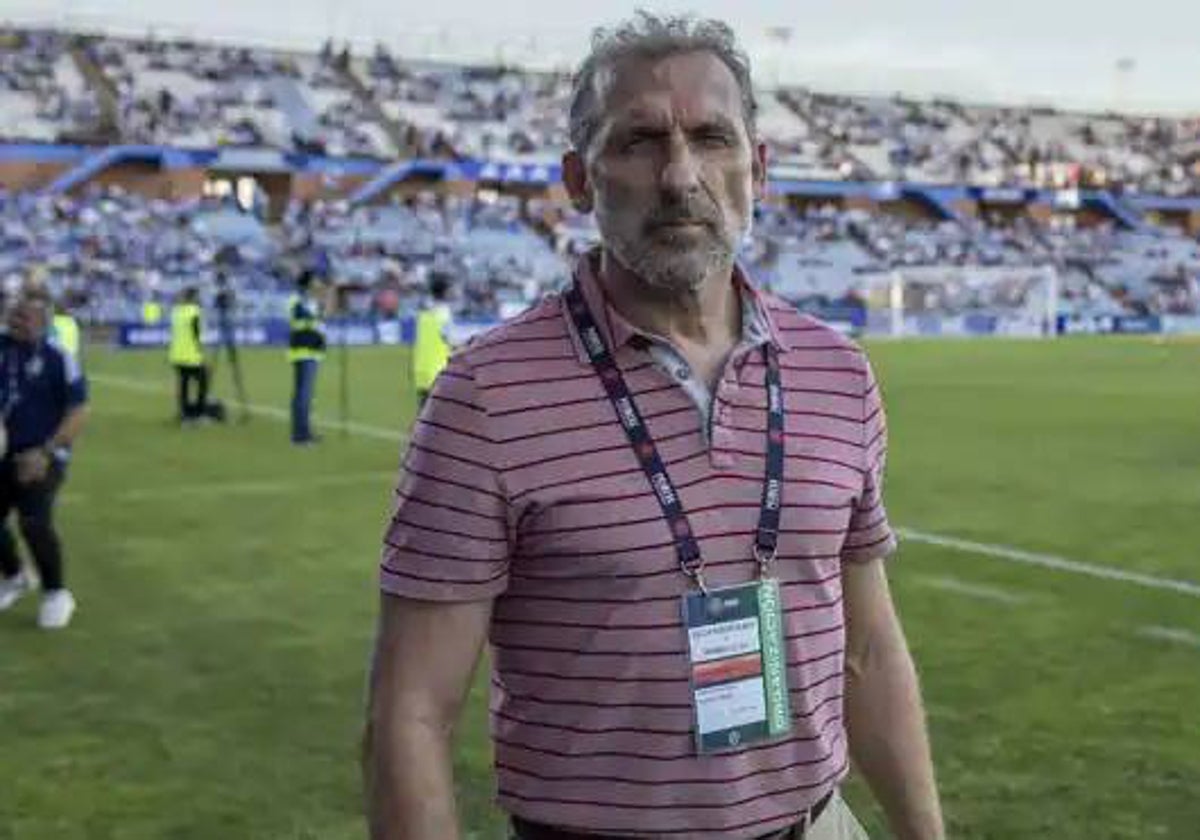 Óscar Arias en el césped del Nuevo Colombino