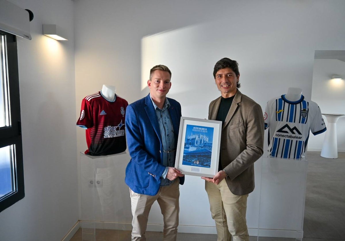 El presidente del Atlético Baleares entrega a su homólogo albiazul, Jesús Vázquez, un cuadro conmemorativo