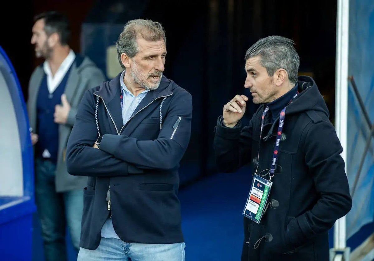 Óscar Arias conversando con Juan Alfaro justo antes de iniciarse el Recreativo-Córdoba