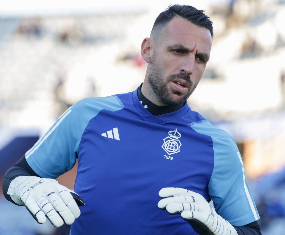 El portero del Decano Rubén Gálvez antes de iniciarse el partido frente al Córdoba