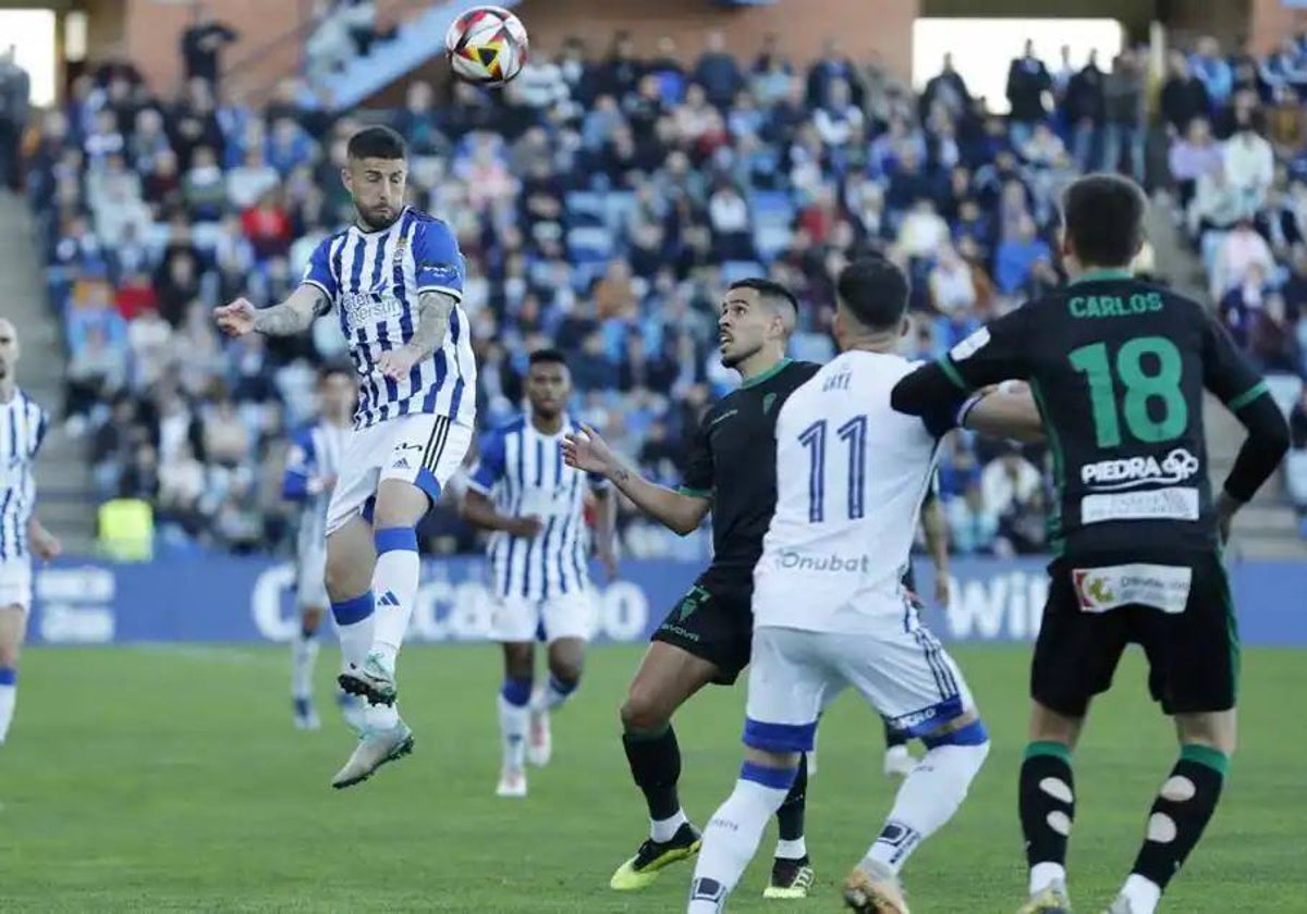 Antonio Domínguez cabecea el balón en un lance del Recreativo-Córdoba
