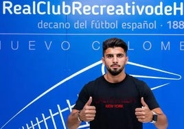 El trabajo en la sombra tiene su recompensa: el Recreativo le hace ficha al central Manu Galán