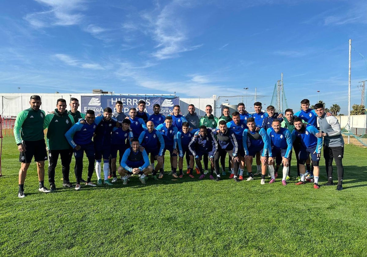 Primer entrenamiento de la plantilla del Decano tras el mercado invernal
