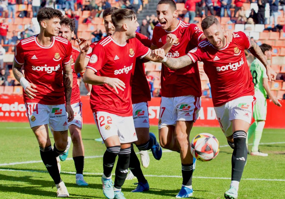 El Nástic de Tarragona, segundo clasificado del grupo I de Primera RFEF, celebrando un gol