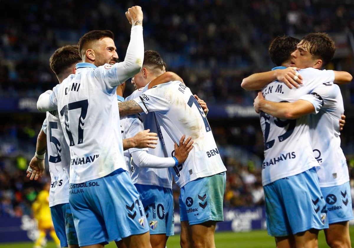 Jugadores del Málaga celebrando un gol en un partido de esta temporada en La Rosaleda