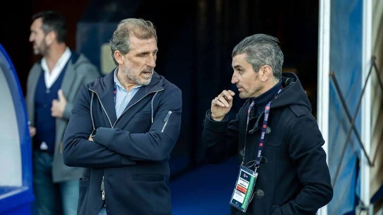 Óscar Arias conversando con Juan Alfaro antes de un encuentro liguero del Decano