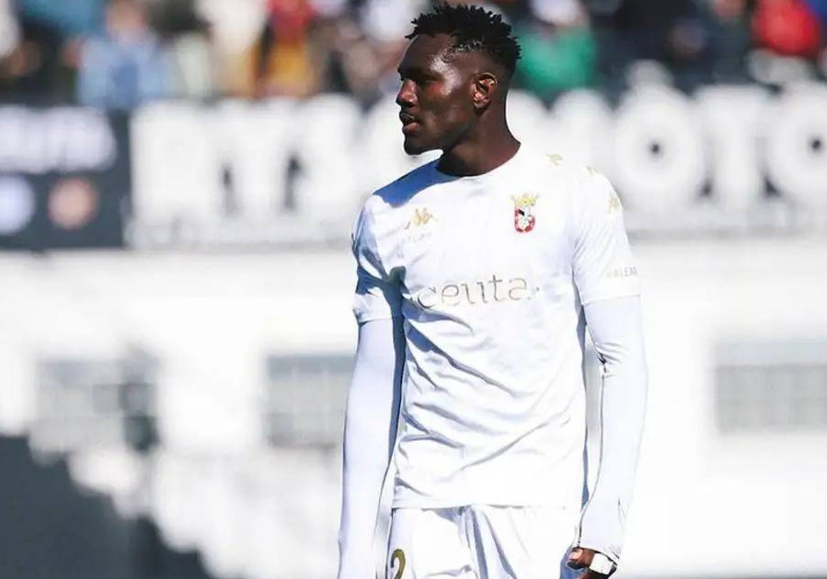El corpulento centrocampista del Ceuta Uche en un partido de esta temporada en Primera RFEF