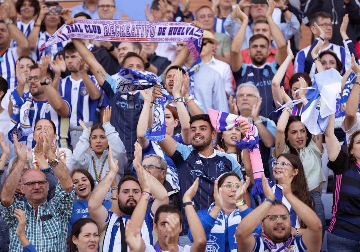 Aficionados del Recreativo en un partido en el Nuevo Colombino