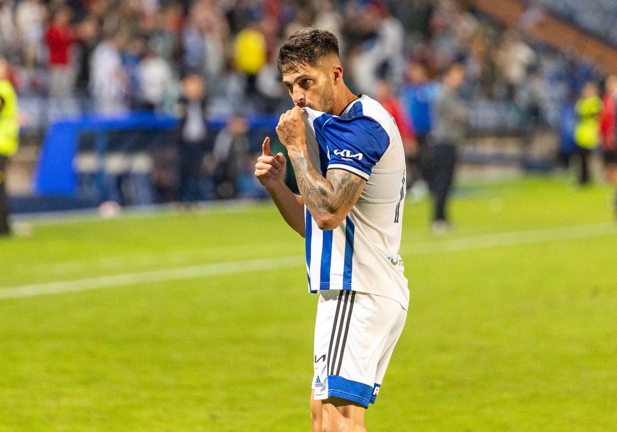 Caye Quintana celebrando uno de los dos goles que consiguió frente al Melilla