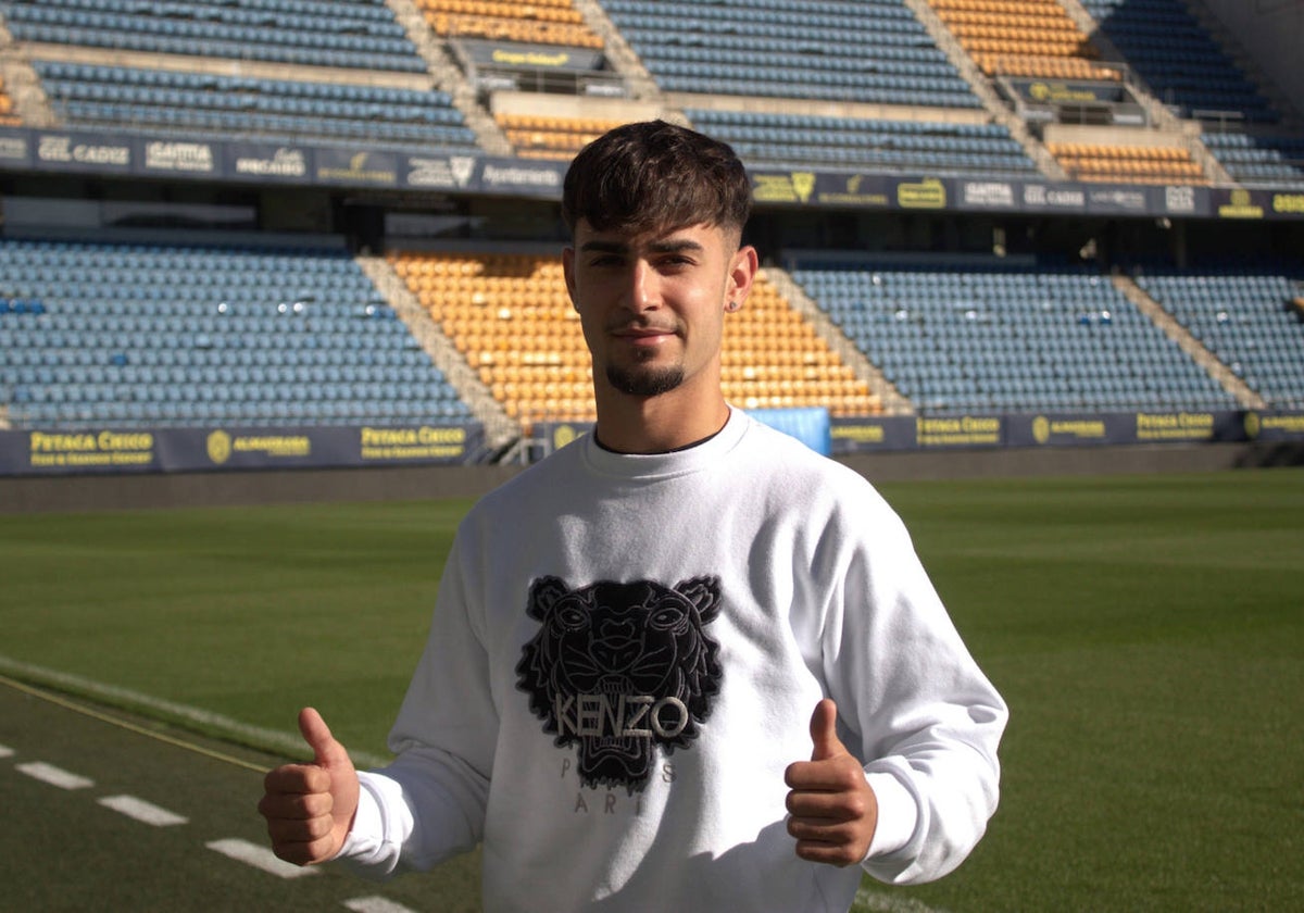Mario Pérez en el césped del estadio Mirandilla de Cádiz
