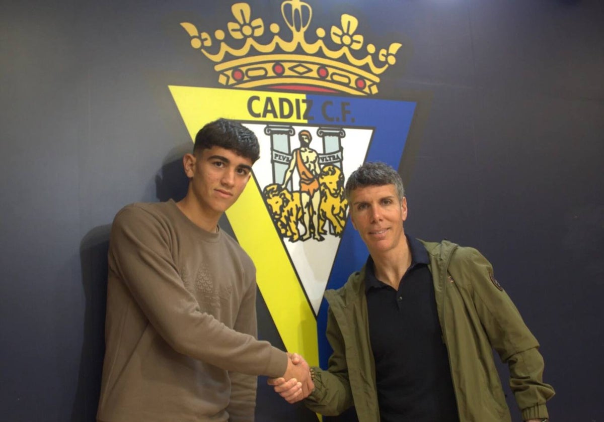 El onubense Samu Almagro tas sellar su renovación con el Cádiz