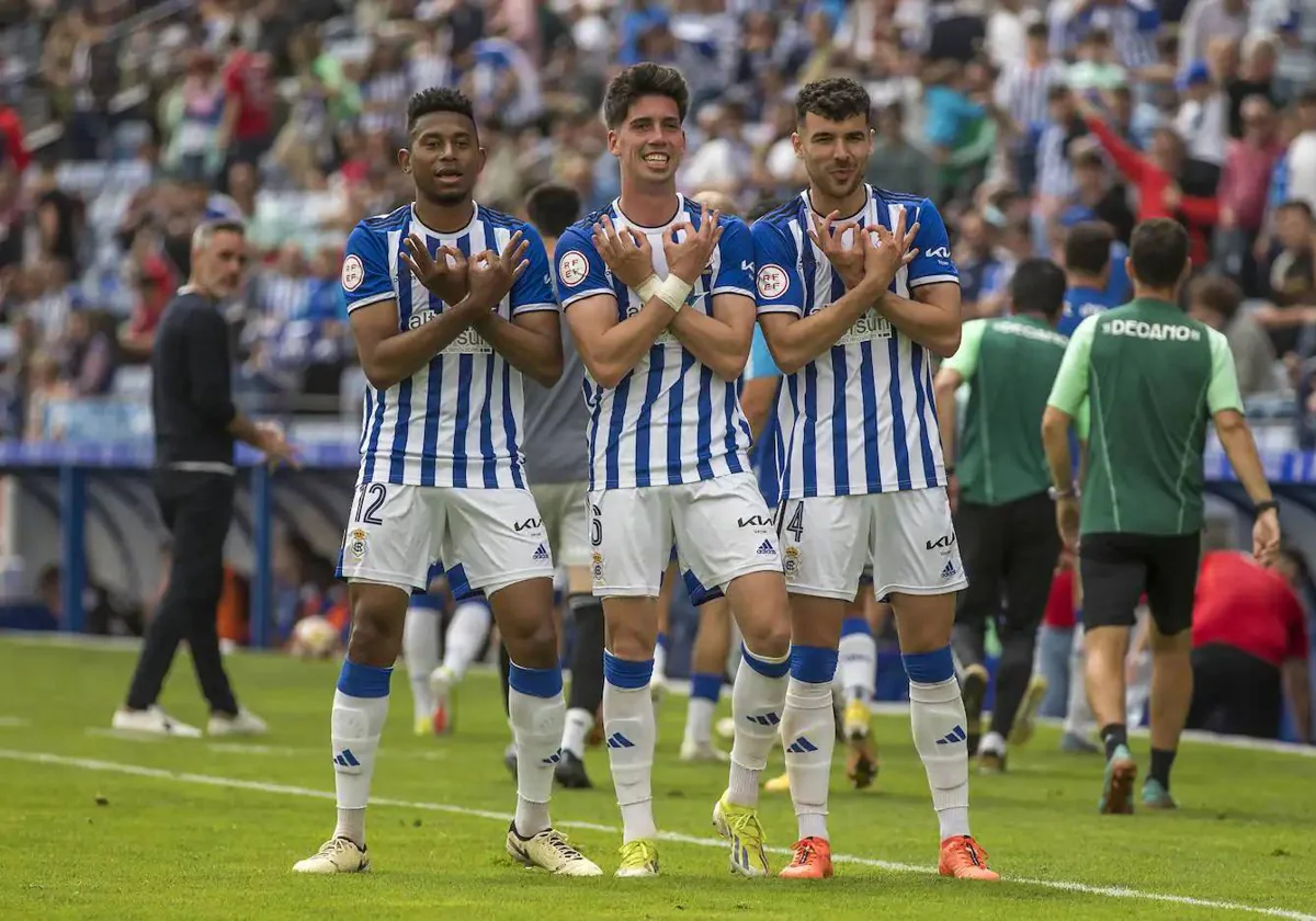 Josiel Núñez, Alberto Trapero y Rubén Serrano celebrando un gol en el Recreativo-Mérida
