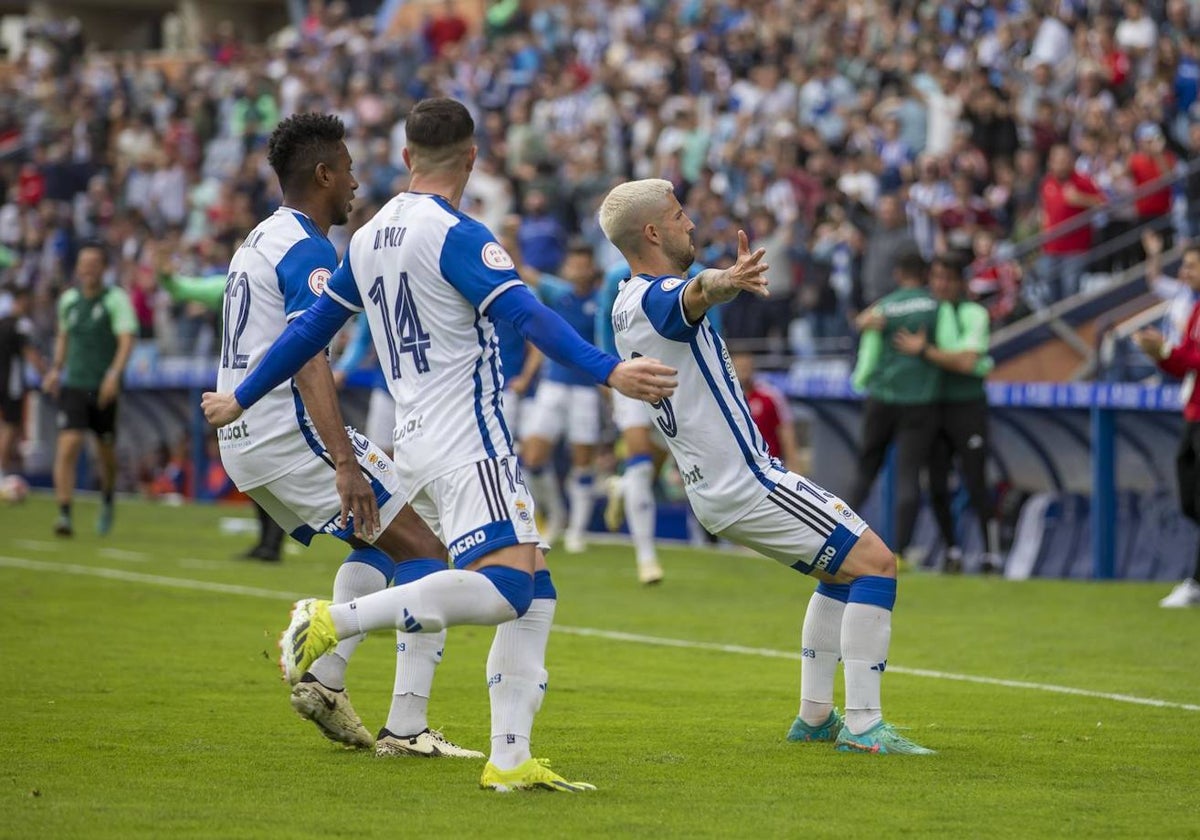 Josiel Núñez, David del Pozo y Antonio Domínguez celebran el gol del puntumbrieño