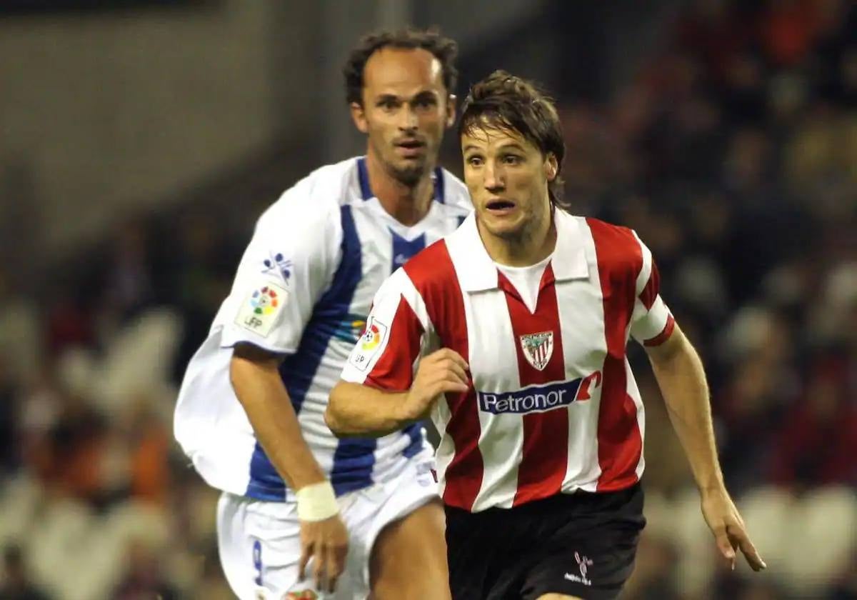 Ersen Martin persiguiendo a Gurpegui durante un Athletic de Bilbao-Recreativo de Copa del Rey
