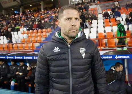 Imagen secundaria 1 - Sergi Barjuan fue entrenador del Recreativo y Curro Torres y Javi Fuego defendieron la elástica del Decano