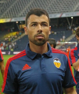 Imagen secundaria 2 - Sergi Barjuan fue entrenador del Recreativo y Curro Torres y Javi Fuego defendieron la elástica del Decano