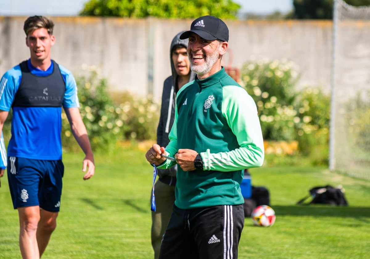 Abel Gómez, sonríe en un entrenamiento del Decano