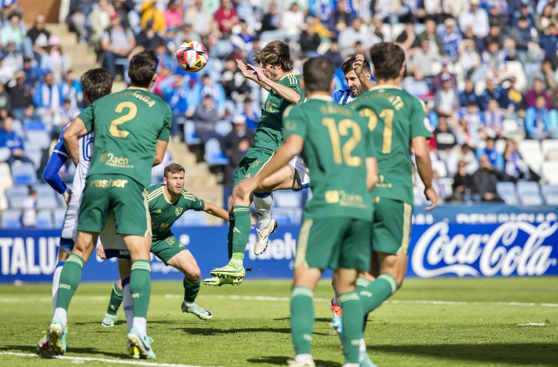 Galería de imágenes: del homenaje al Atlético Onubense a la indignación arbitral