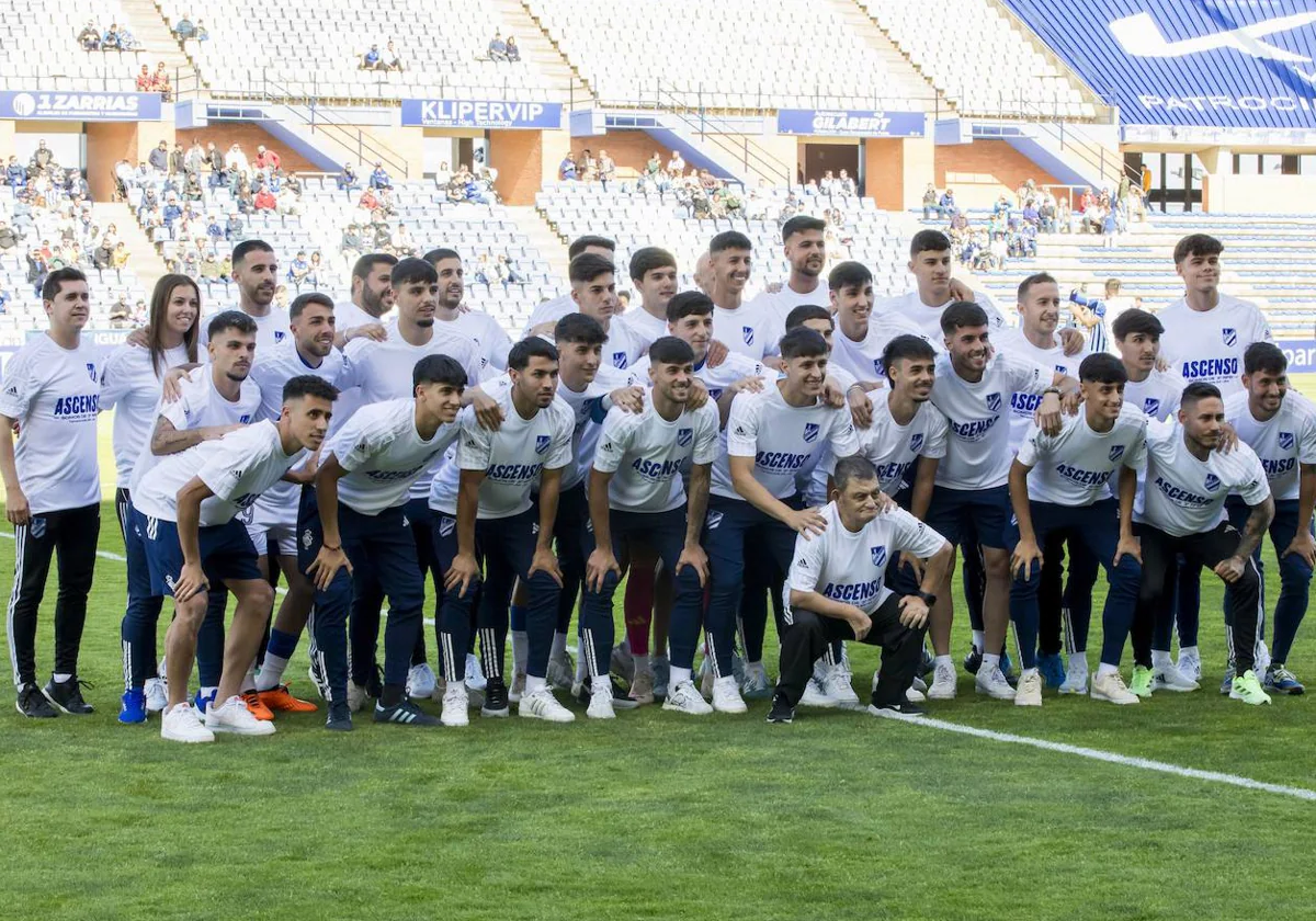 Los jugadores del Atlético Onubense recibieron el aplauso del Colombino tras subir a 3ª RFEF