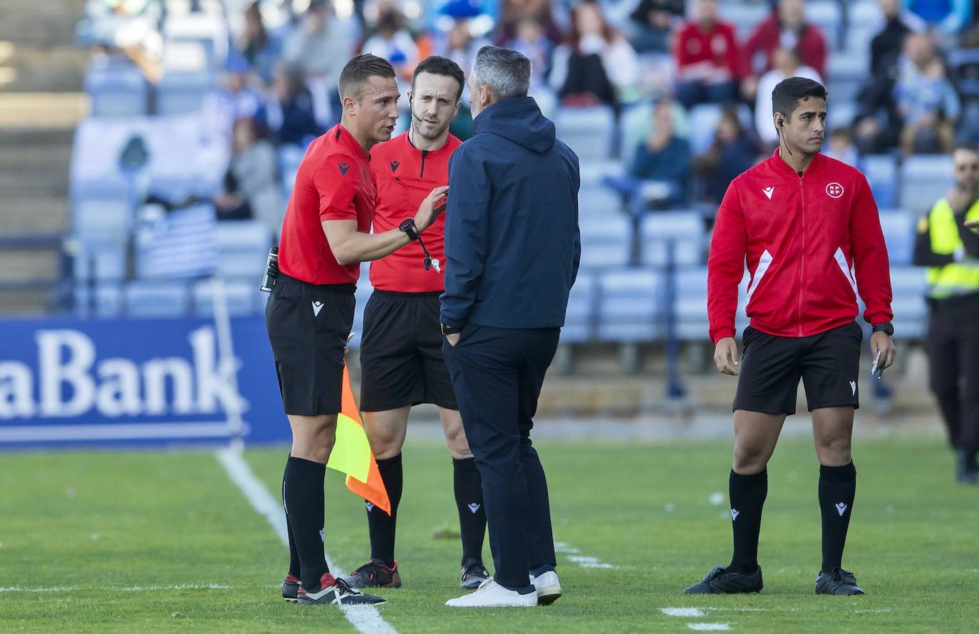 Galería de imágenes: del homenaje al Atlético Onubense a la indignación arbitral