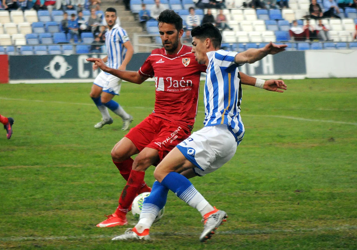 Waldo defendido por un rival en el Recreativo-Linares de la temporada 2016/17 en Segunda B