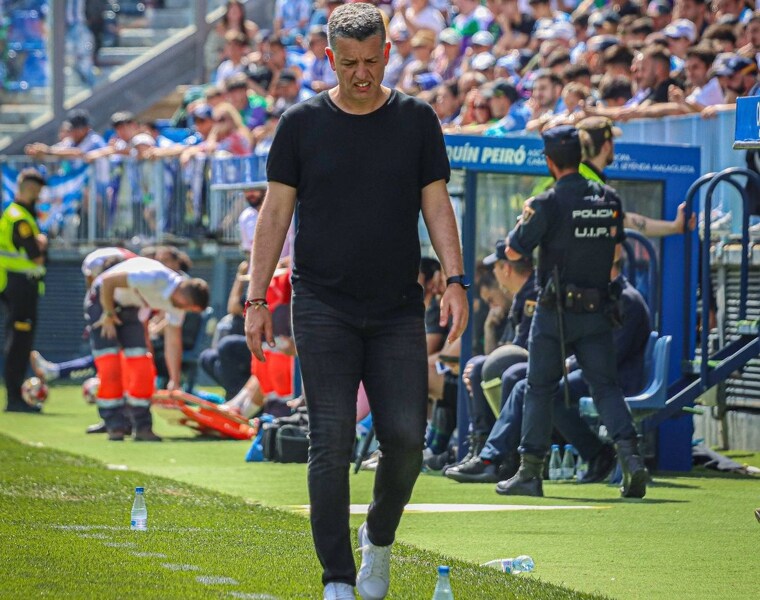 Héctor Sandroni en la banda en el Málaga-Intercity disputado en el estadio de La Rosaleda
