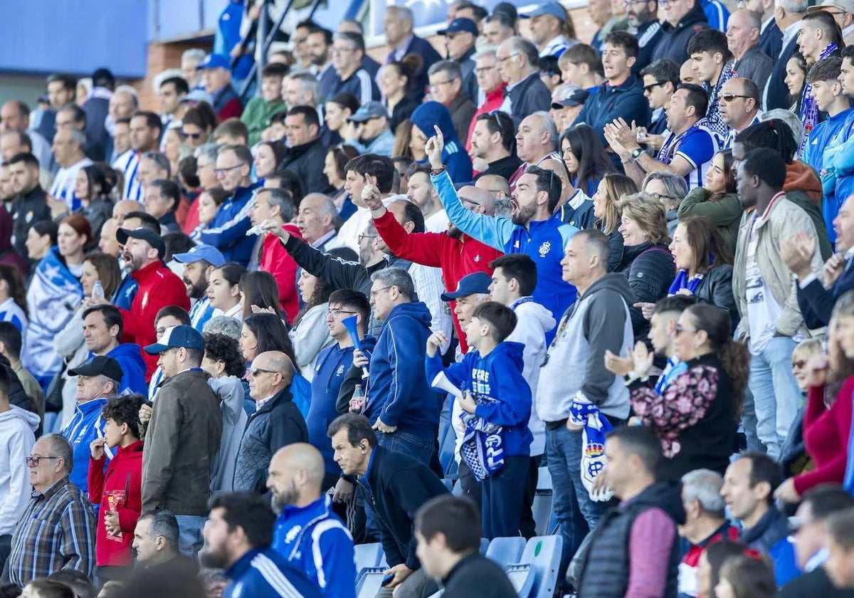 Aficionados en las gradas del estadio Nuevo Colombino