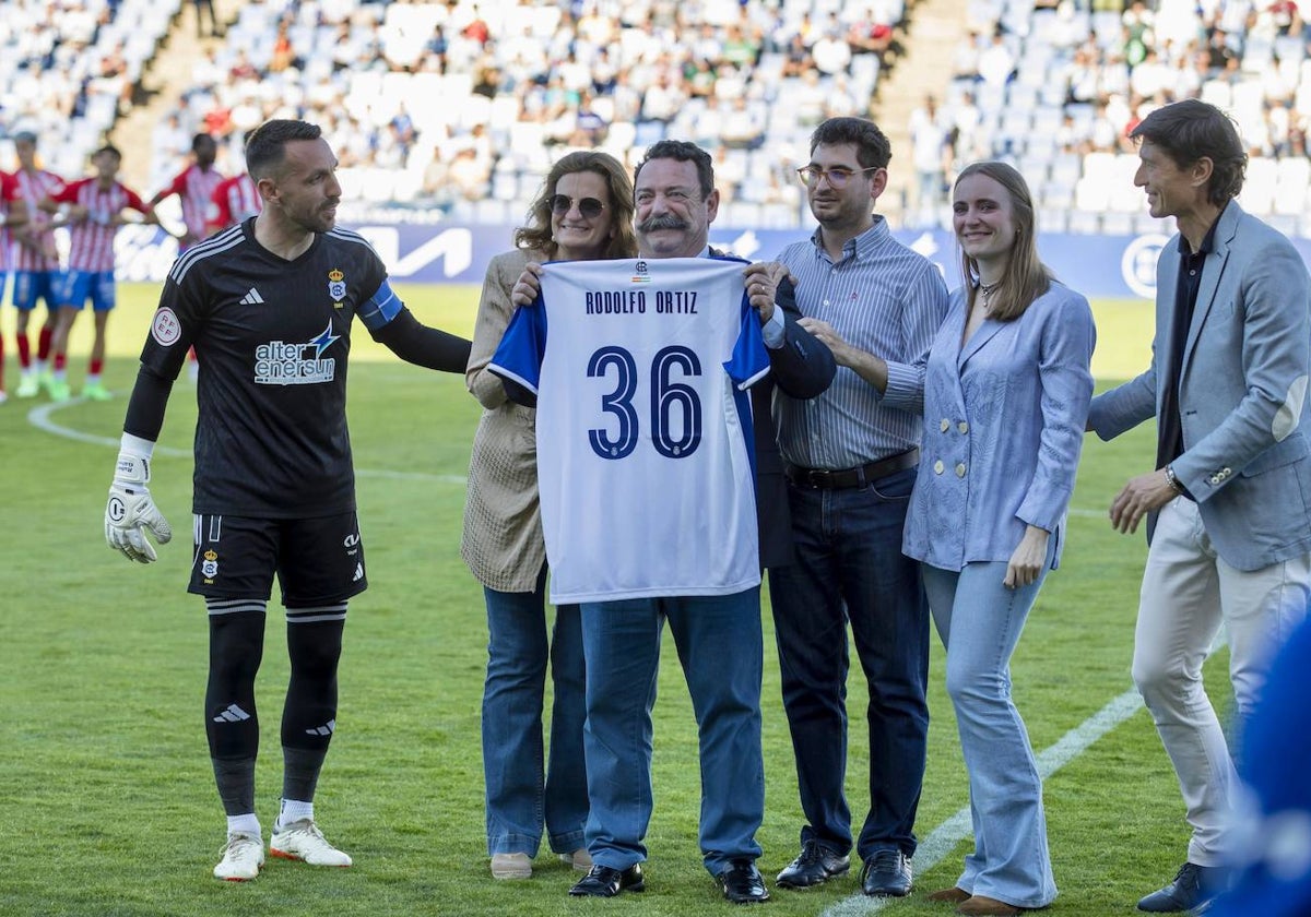 Rodolfo Ortiz recibió su homenaje tras llevar 36 años como médico del Recreativo y decir adiós