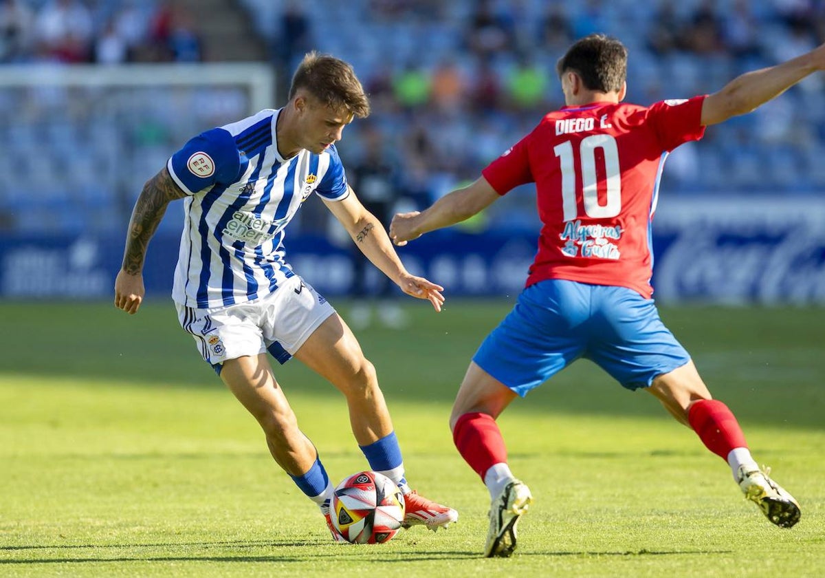 Sergio Díez presionado por Diego durante el Recreativo-Algeciras