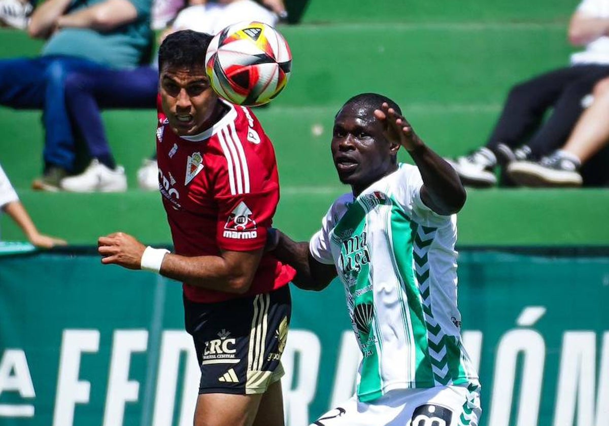 Un lance del Antequera-Murcia disputado esta tarde en El Maulí