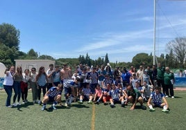 El Recreativo Juvenil A celebrando esta mañana su ascenso a la División de Honor